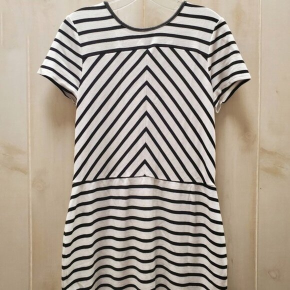 BANANA Republic Dress  Short Sleeve Slimming Stripe Size 14 - Picture 3 of 10
